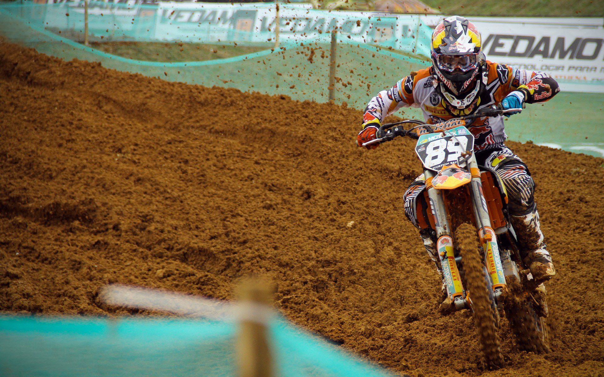 当毕尔巴鄂的冷雨浇灭日本足球，基耶萨在F1赛道上点燃亚平宁引擎