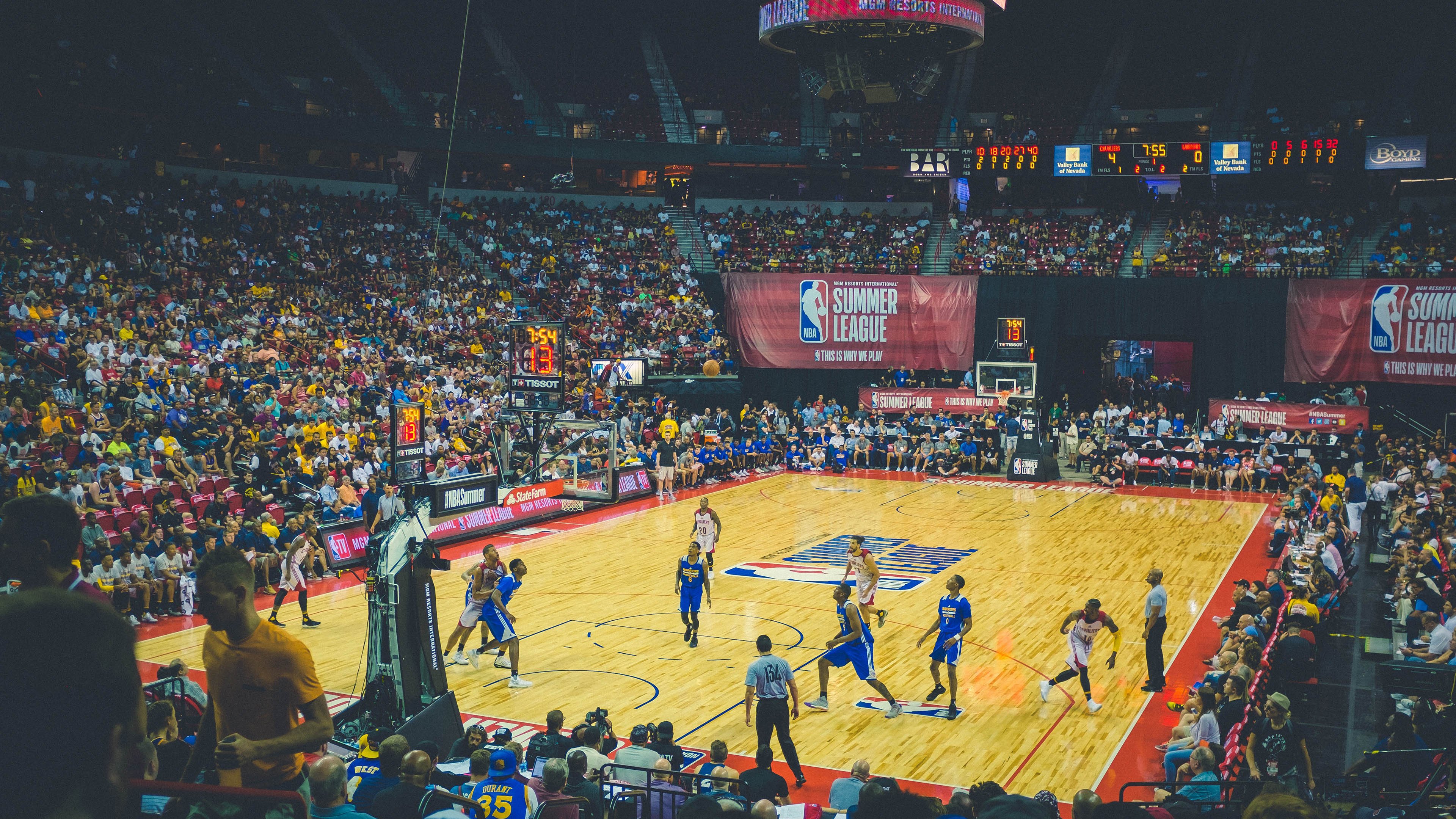 世界排名争夺战之夜，奥亚尔萨瓦尔末节接管比赛