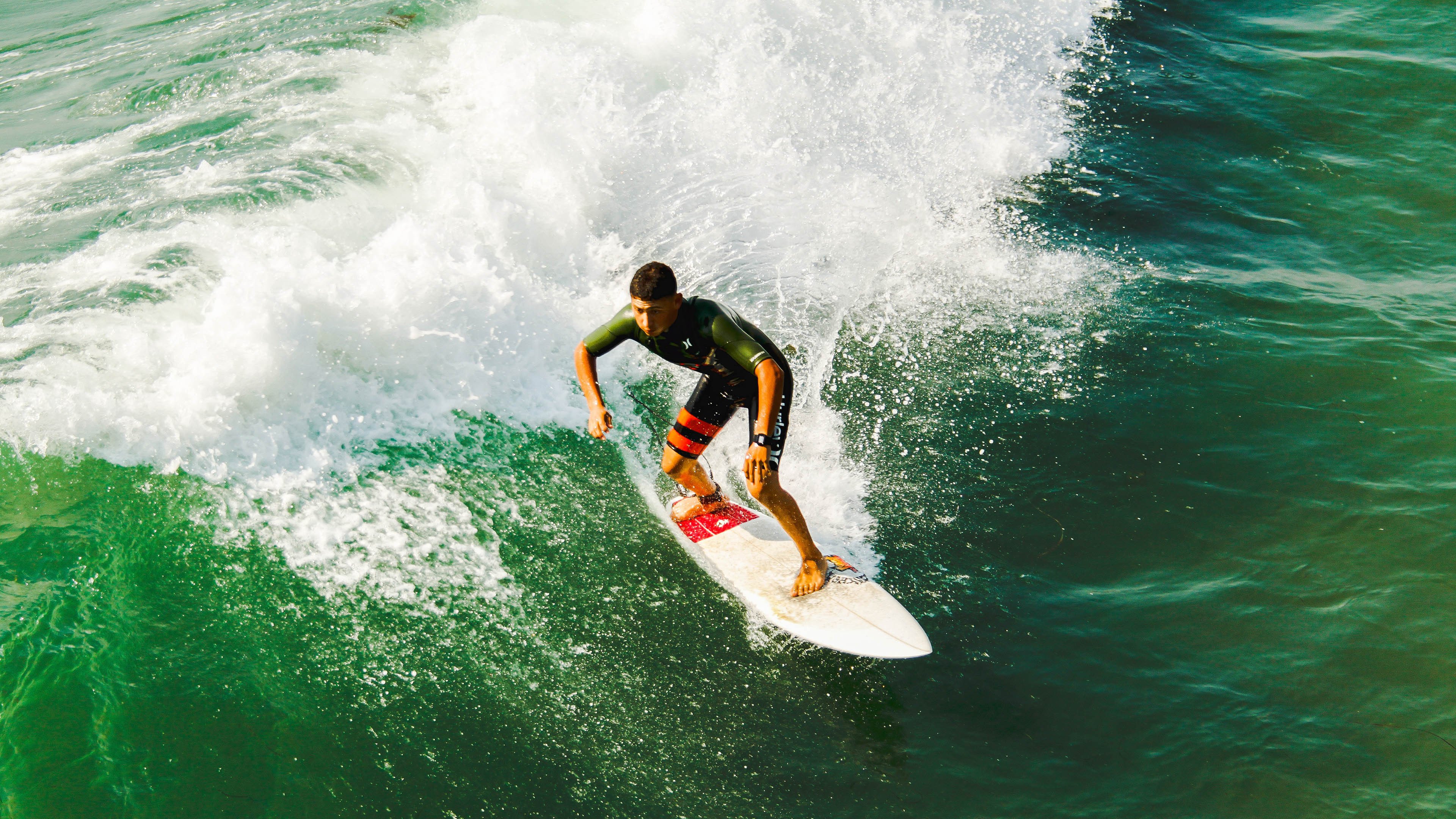 当F1银石硝烟遇上NBA极地寒战，速度与意志的双重变奏