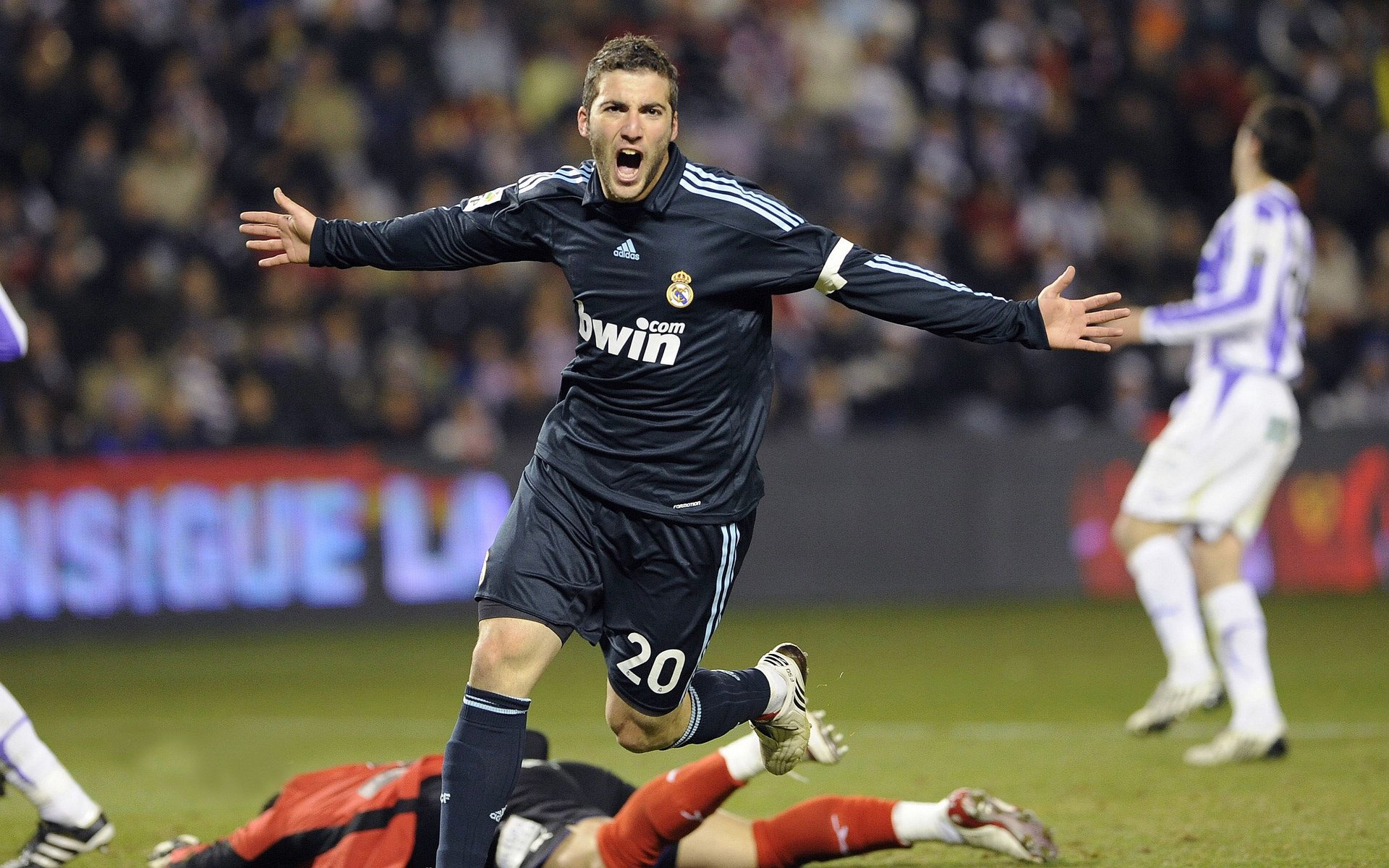 小贾伦F1赛道魔术翻盘，当篮球智慧接管街道赛